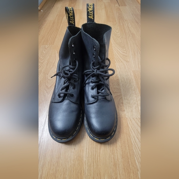 Doc Martin's  black  leather size 8 women's - Picture 1 of 5